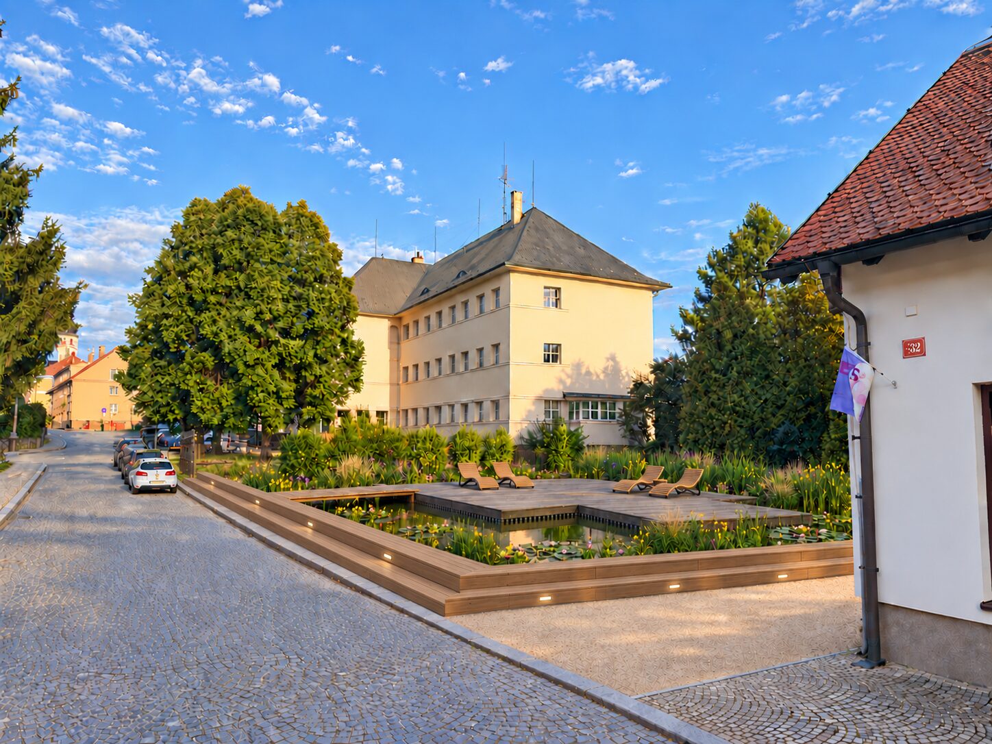Dvouschodová dřevěná terasa u vody, inspirace pro přírodní koupaliště u Vilového rybníka